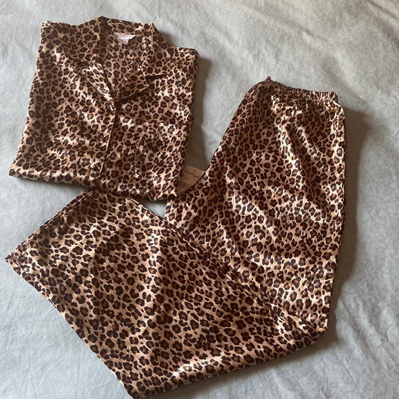 Kathryn Animal Print Satin Pajama 2 Pieces Size L Short Sleeve Long Pant - Picture 2 of 11